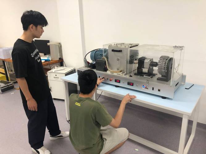 高校机械实验室学生搭建机械手原型工作台