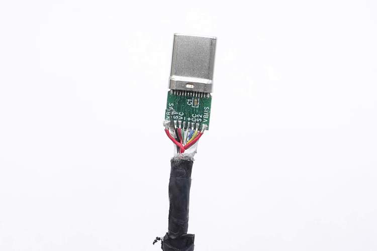 高品质USB4数据线内部多层屏蔽结构解剖图