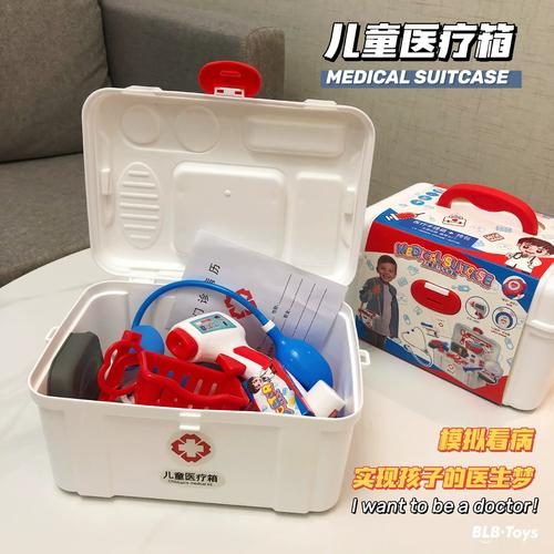 儿童在家用玩具医疗箱玩医生角色扮演游戏