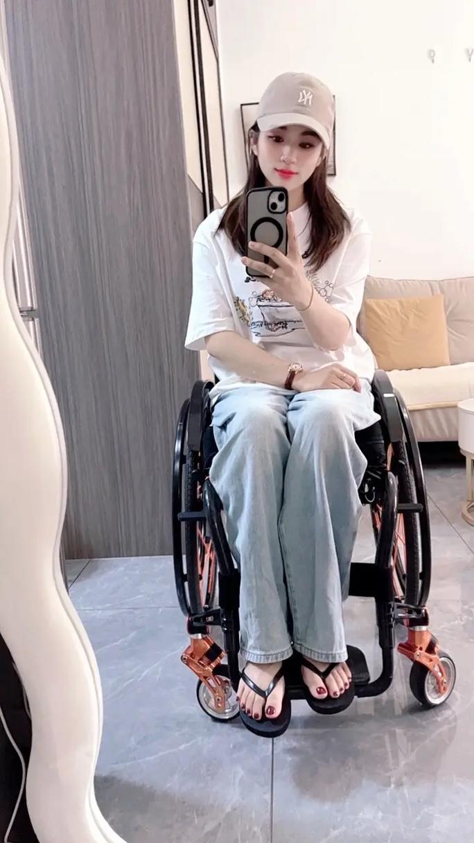 女主播下播后瘫坐椅子神情疲惫