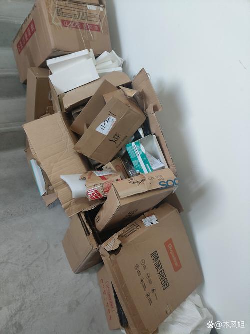 一个贴着冷静箱标签的纸箱放在角落里面装了杂物