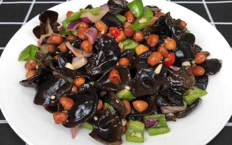 花生木耳洋葱家常凉拌菜成品图