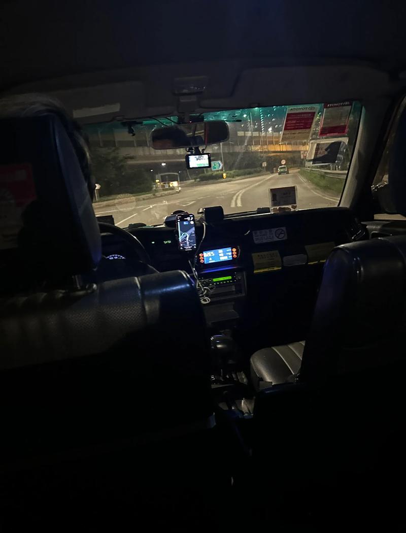 夜晚城市街道无人驾驶出租车亮着灯等待乘客