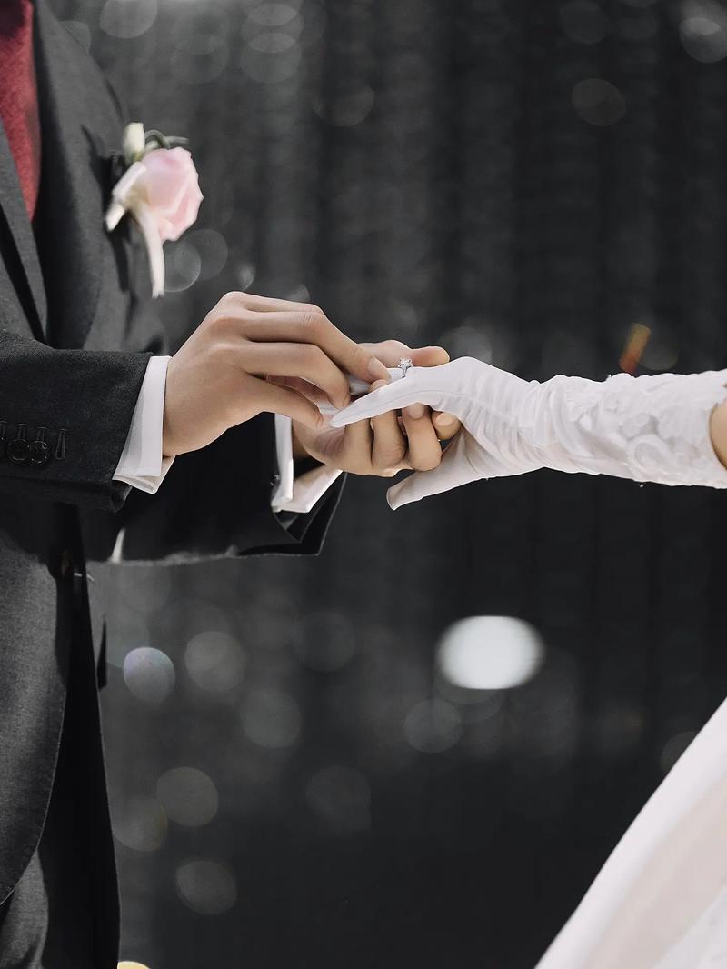 婚礼仪式上交换戒指时钢琴伴奏的特写场景