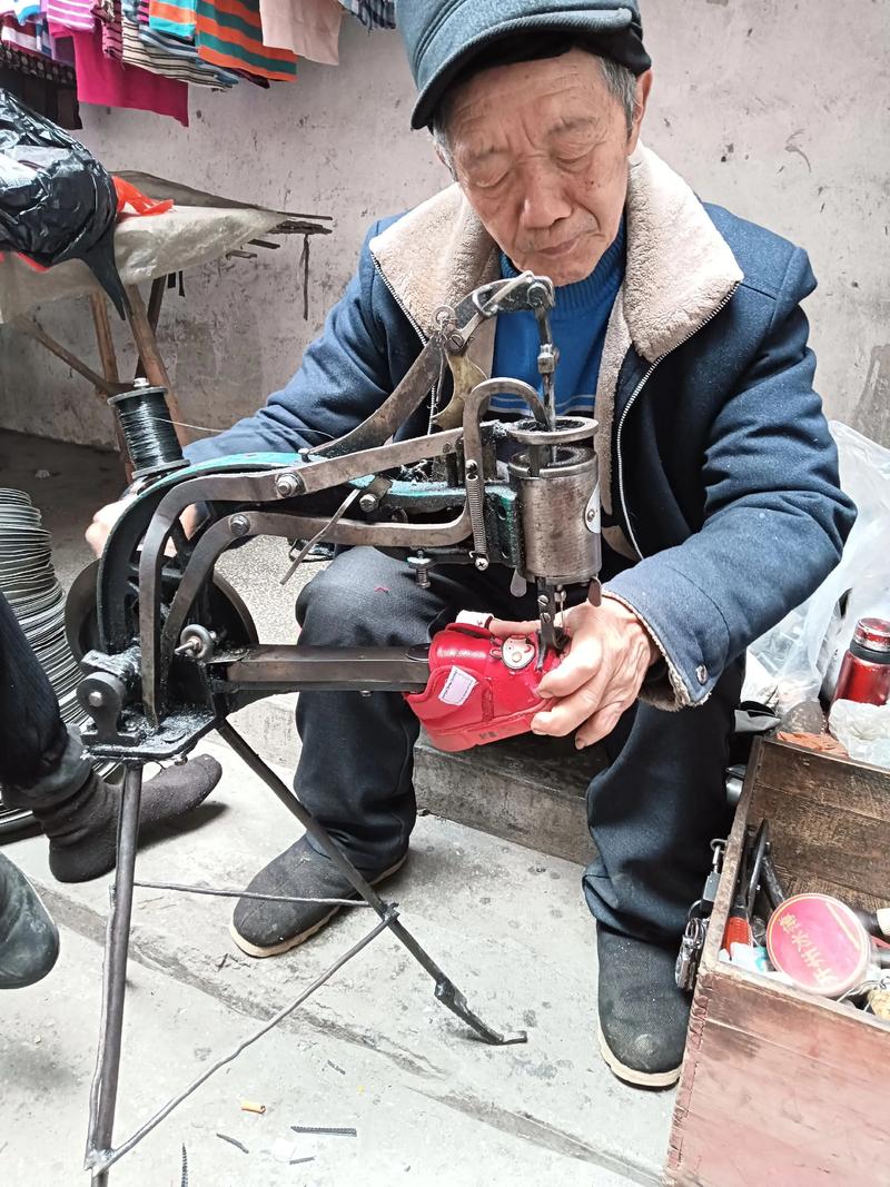 老手艺留着没人抢的活气