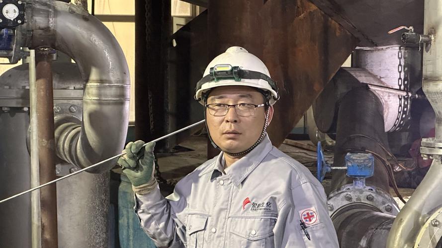 老钳工使用听音棒检查设备状态