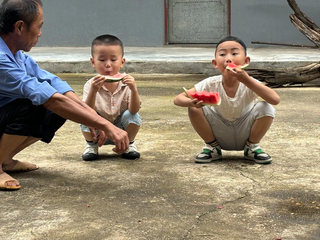 父亲蹲下与幼儿分享零食的温馨瞬间