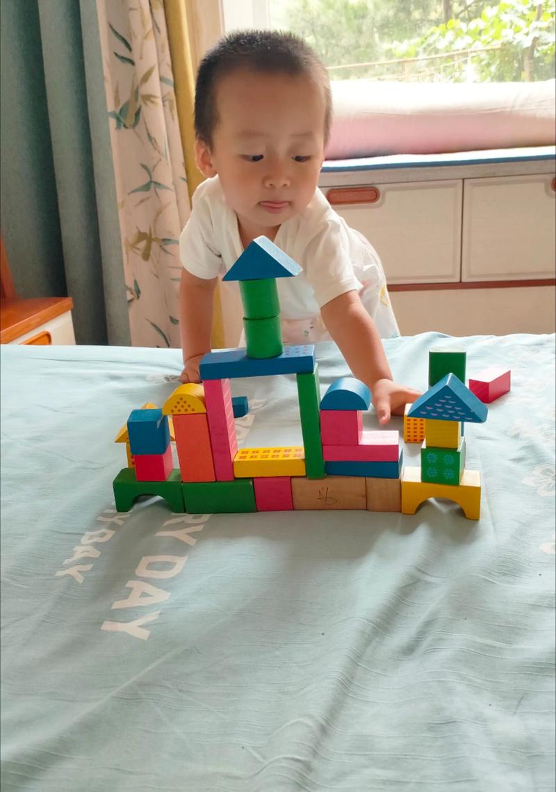 儿童专注搭建积木的观察特写