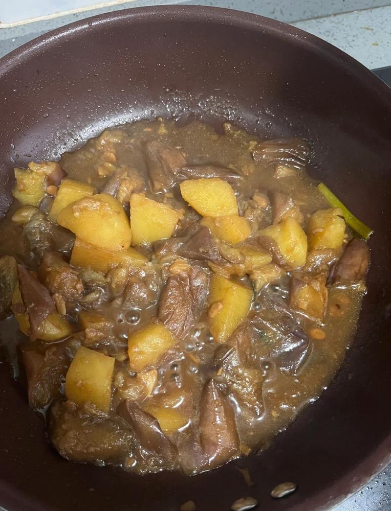 三、土豆炖茄子,给肉都不换