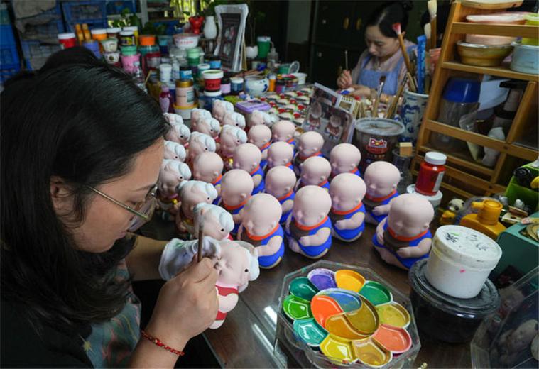 惠山泥人艺人手工摔泥制作现场