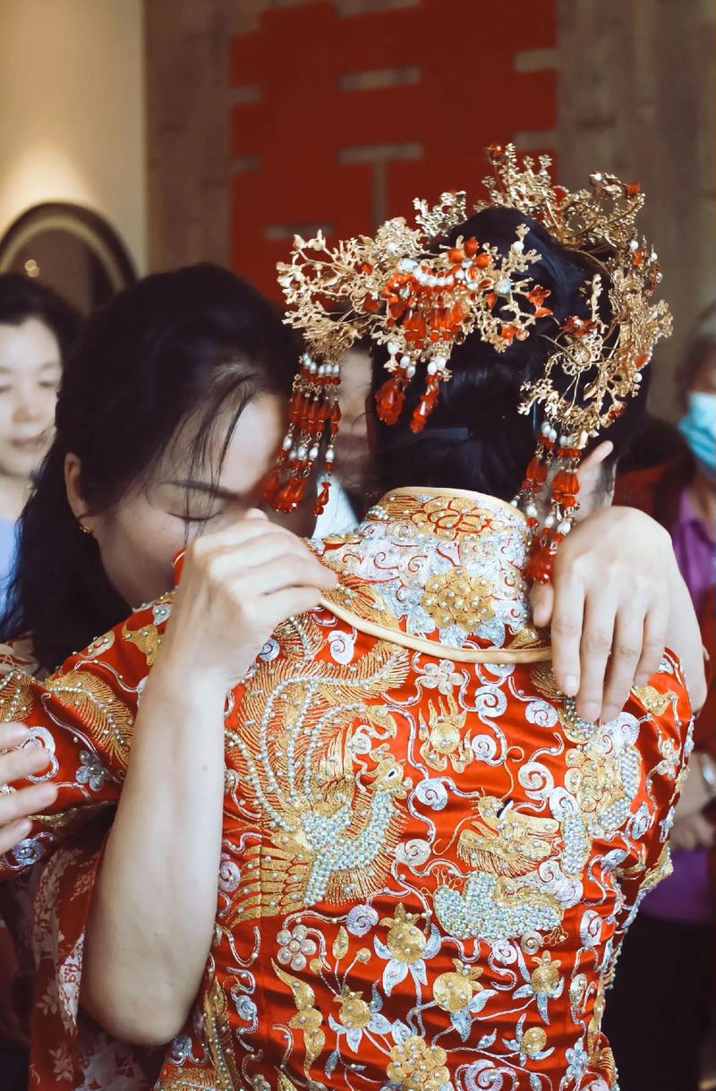 婚礼现场新人互相擦拭眼泪大笑的真实抓拍