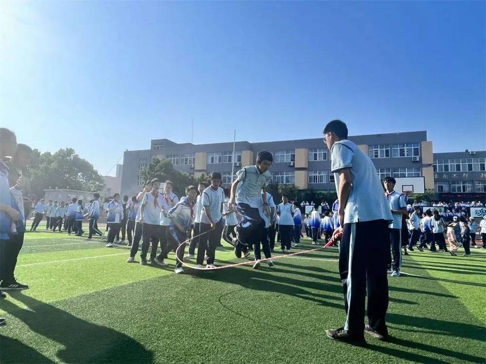 傍晚初中操场围栏边的跳绳身影