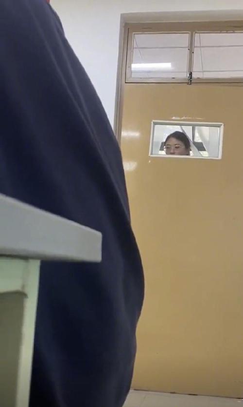 小学剧场幕布缝隙偷看的班主任视角