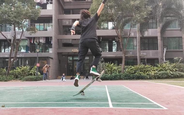 滑板ollie动作分解后脚点板特写