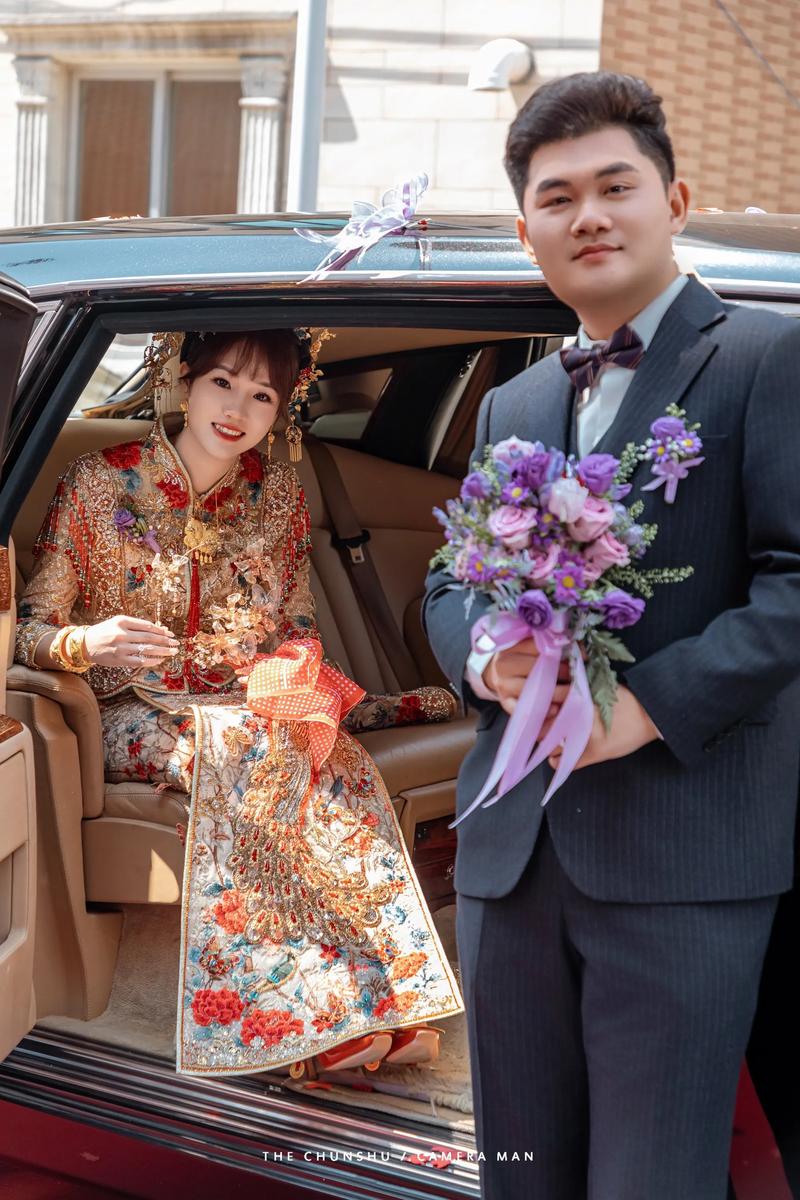 婚礼纪录片摄影师双机位跟拍婚礼现场的工作场景