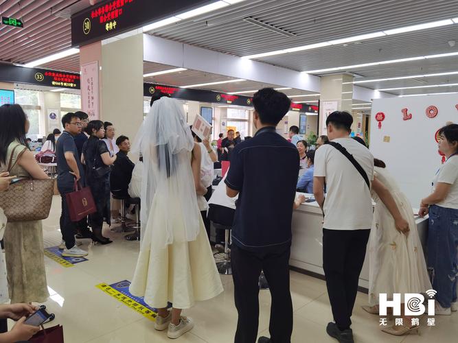民政局婚姻登记处排队人群