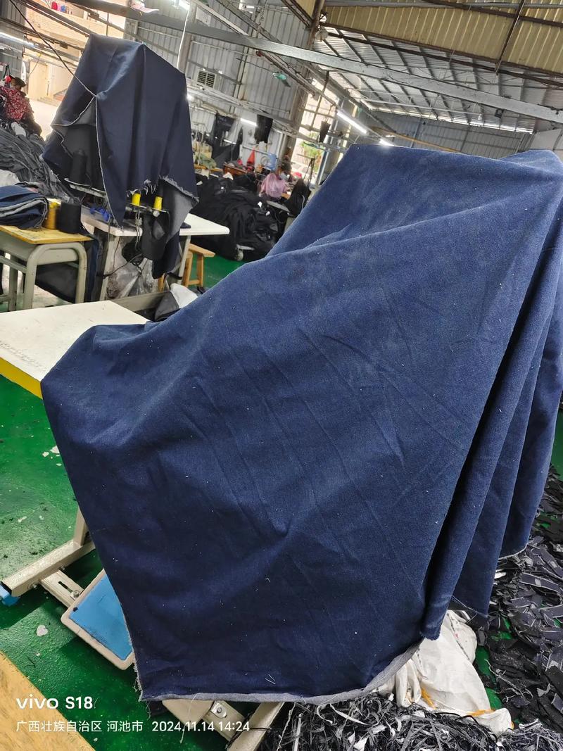 车间闲置故障雕刻机落灰盖雨布实拍