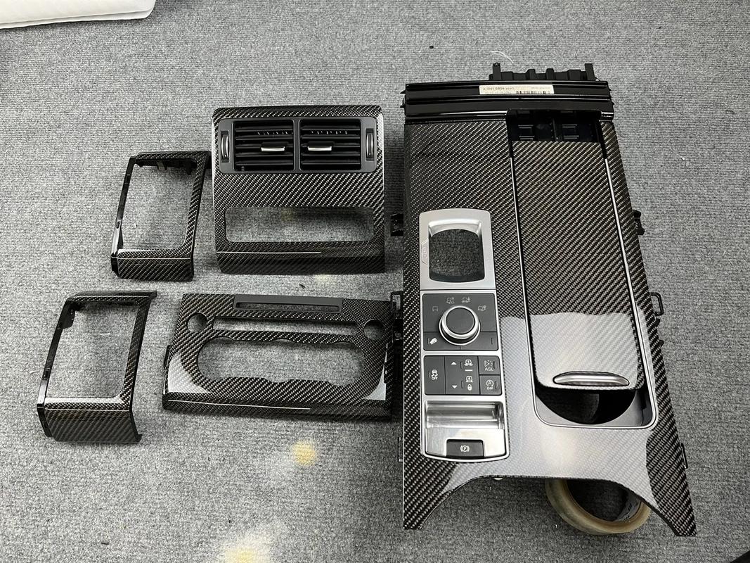 水刀切割新能源汽车碳纤维内饰零件成品图
