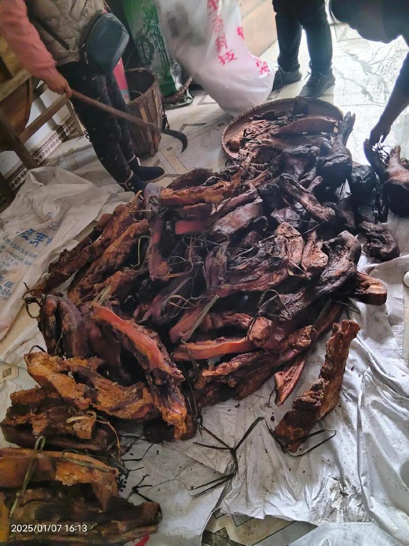 吉首德夯苗寨农户院坝码好的湘西腊肉熏制柴堆