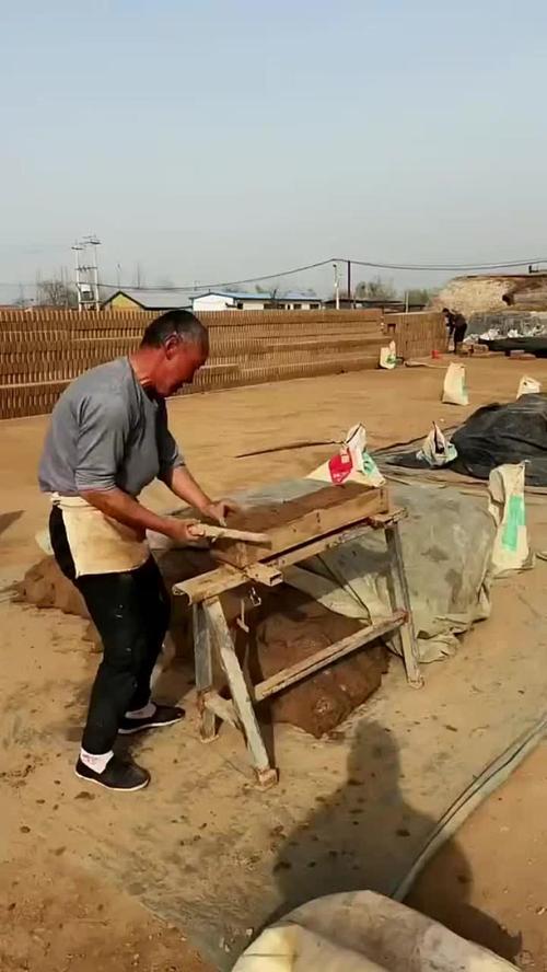 闽南老匠人手工打红砖坯场景