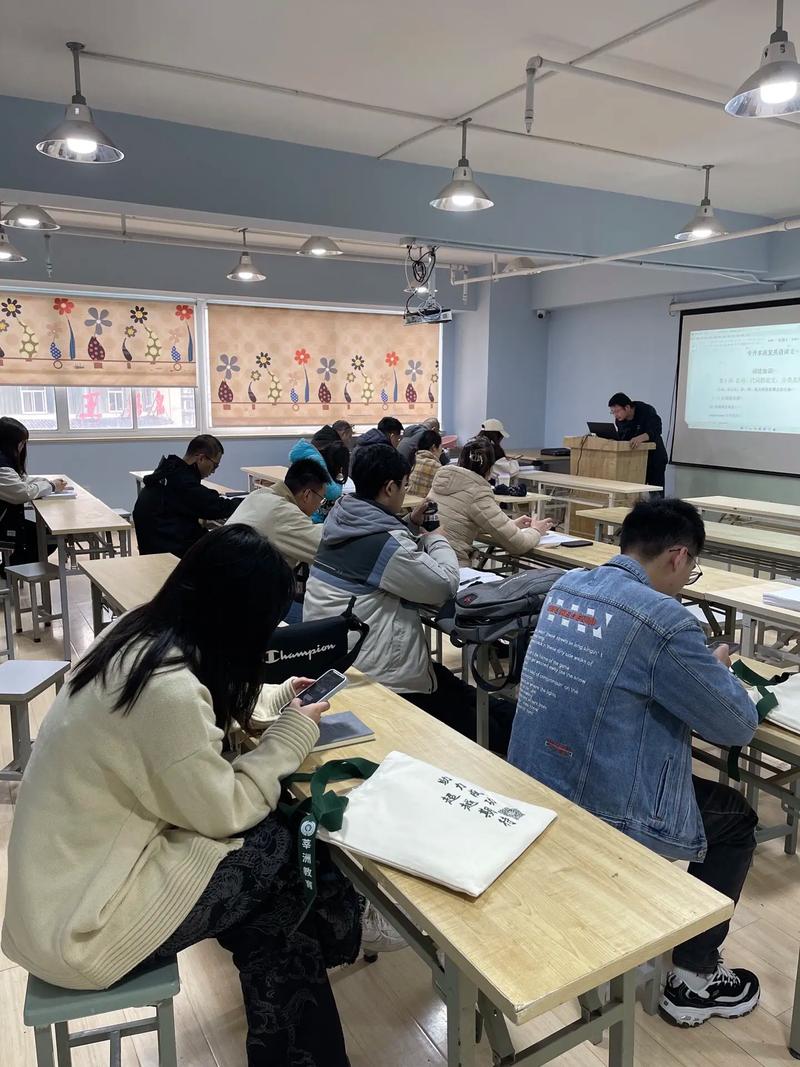 成人高考非脱产混合教学课堂场景