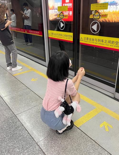 城市地铁站台等车人群做颈椎收下巴动作示意图