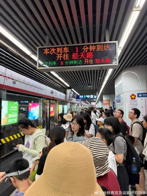 南京早高峰地铁起点站候车场景
