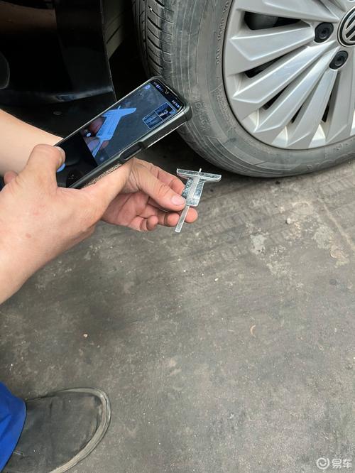 车主徒手晃汽车轮胎上沿检查旷量实拍
