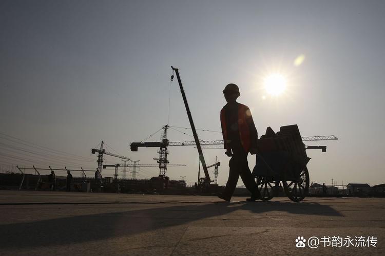 工业从业者下班带零食回家背影
