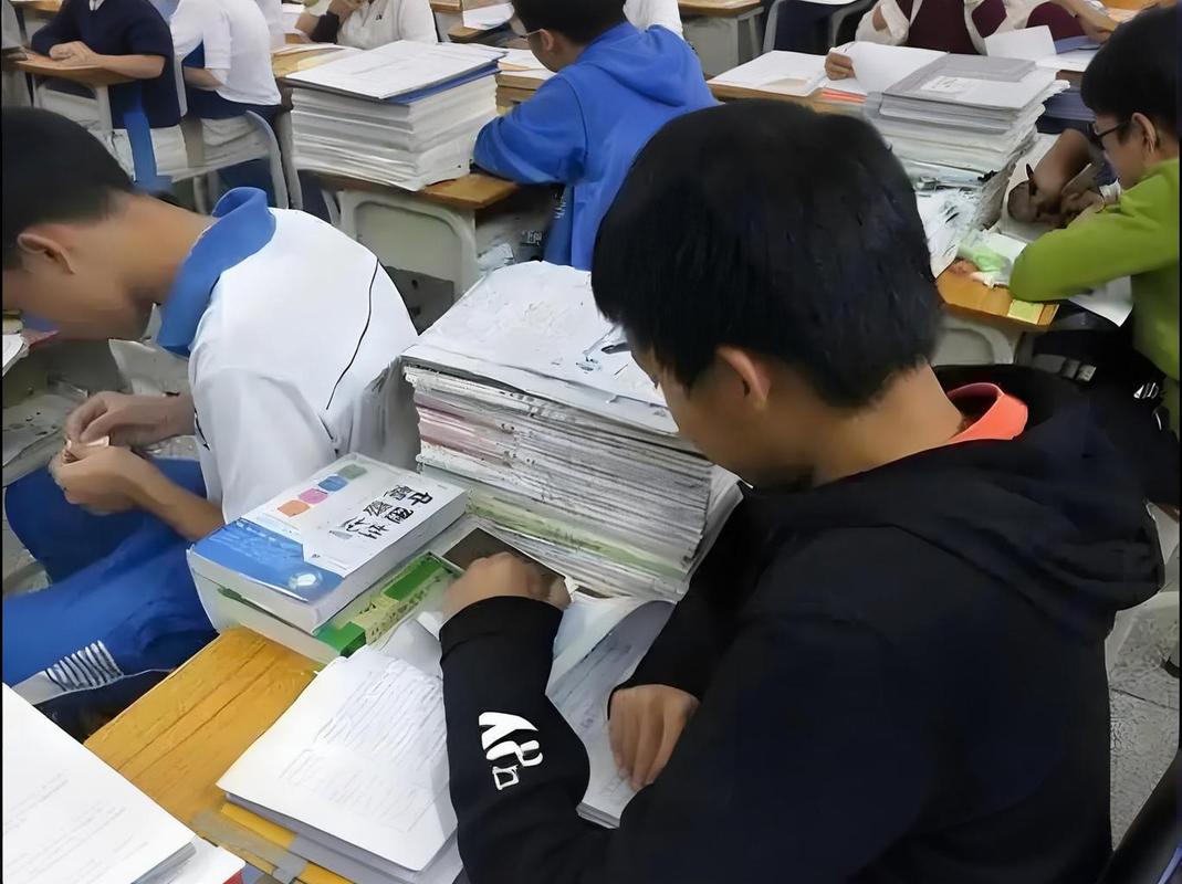 孩子把满是红叉的试卷塞到书包最底层的动作特写