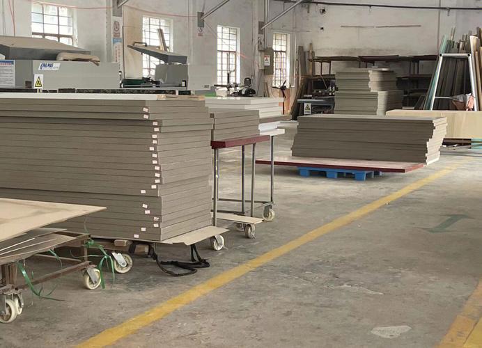 建材工厂批量定制木门开料生产现场