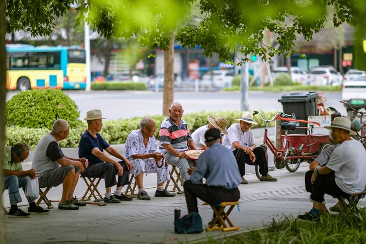 老巷口夏日乘凉竹藤椅聊天人群