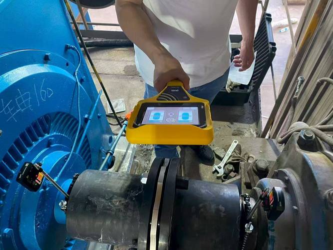 计量工程师现场调试激光跟踪仪检测风电主轴
