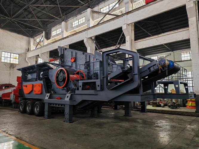 城市建筑垃圾回收现场轮胎式移动破碎站作业图