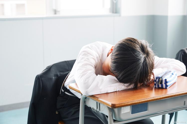 小学教师午休趴在办公桌上休息