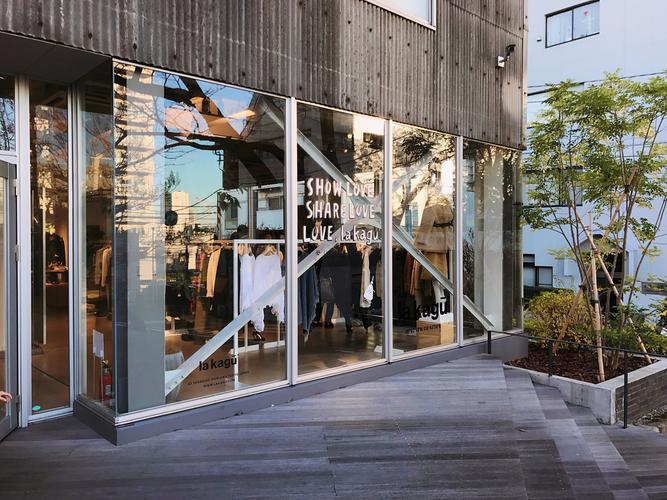 利用店铺门框做框架的街拍作品示例