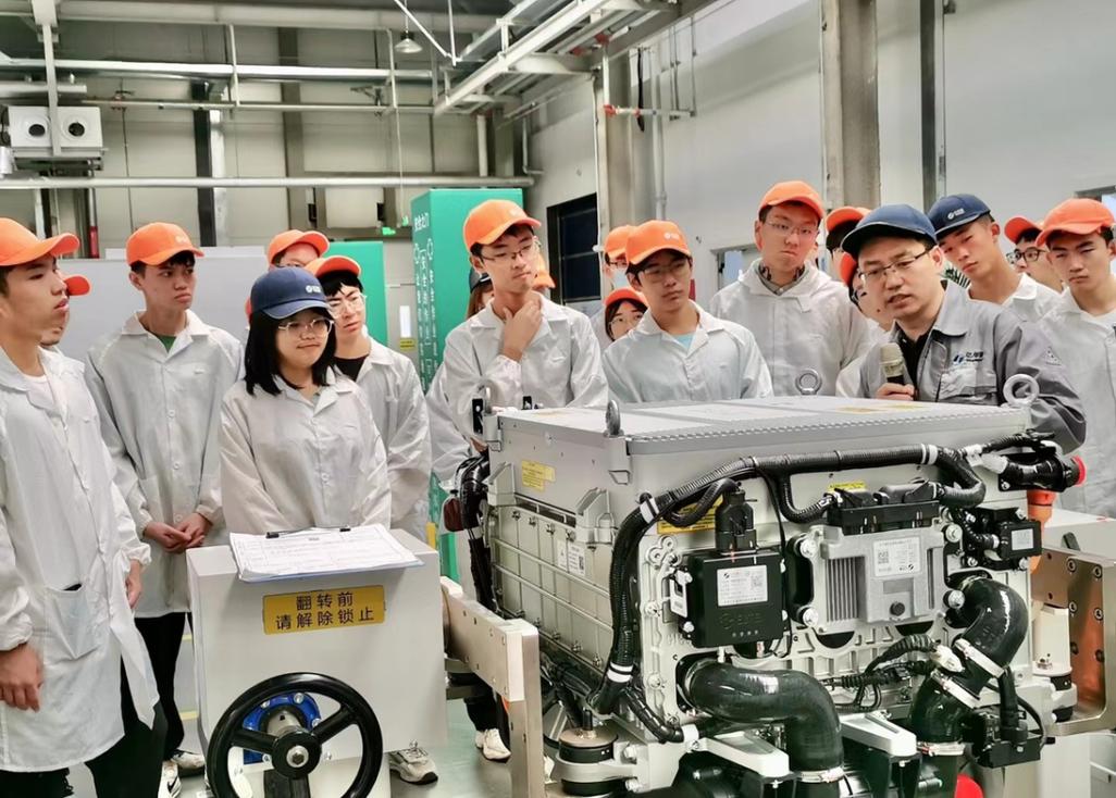 职校学生在新能源合作企业车间实操场景