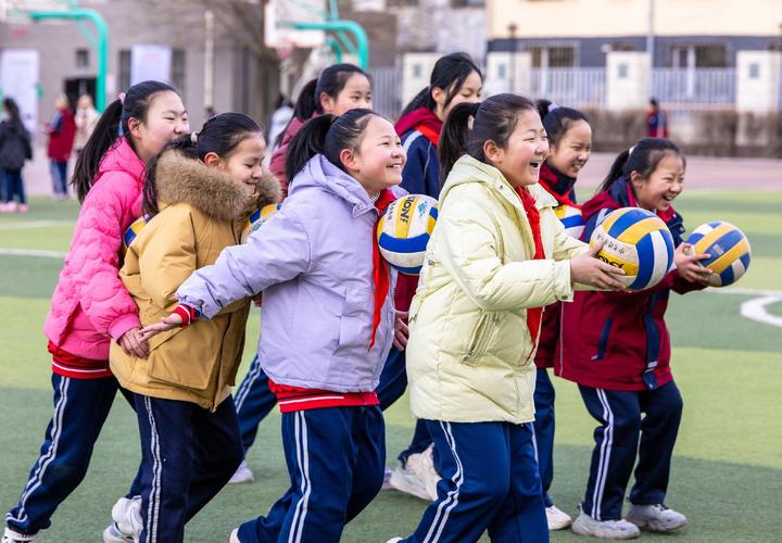 小学生课间在操场自由活动场景