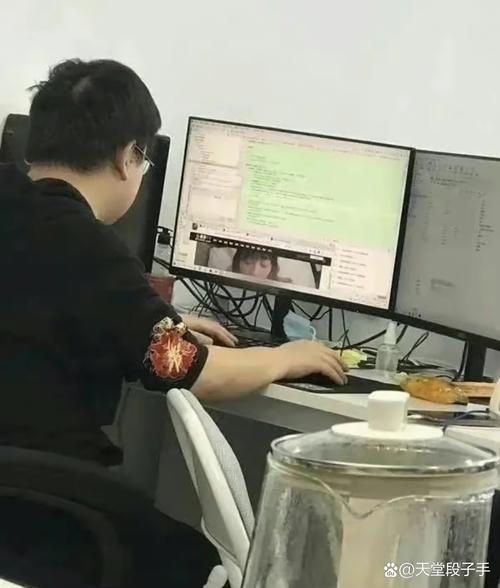 深夜程序员加班改bug现场实拍