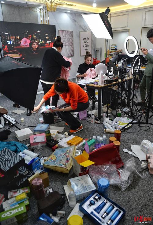 主播工作台上堆满各种商品样品混乱场景
