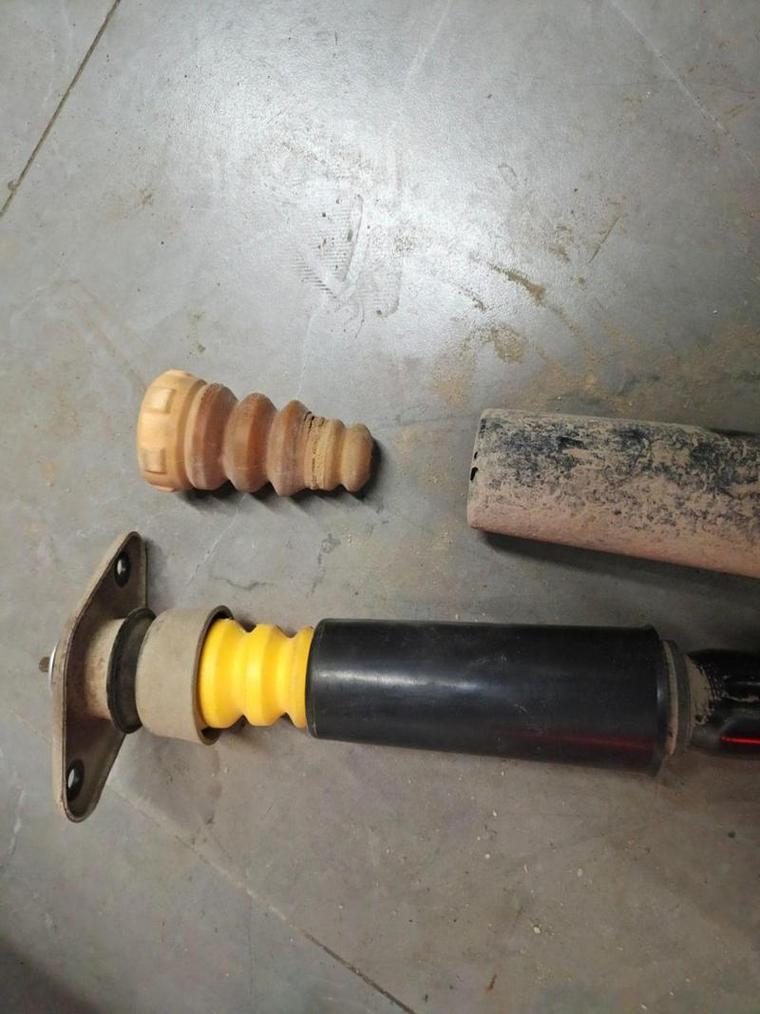 正确安装在减震活塞杆上的全新缓冲块特写