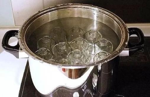 家庭自制泡菜玻璃罐沸水消毒操作图