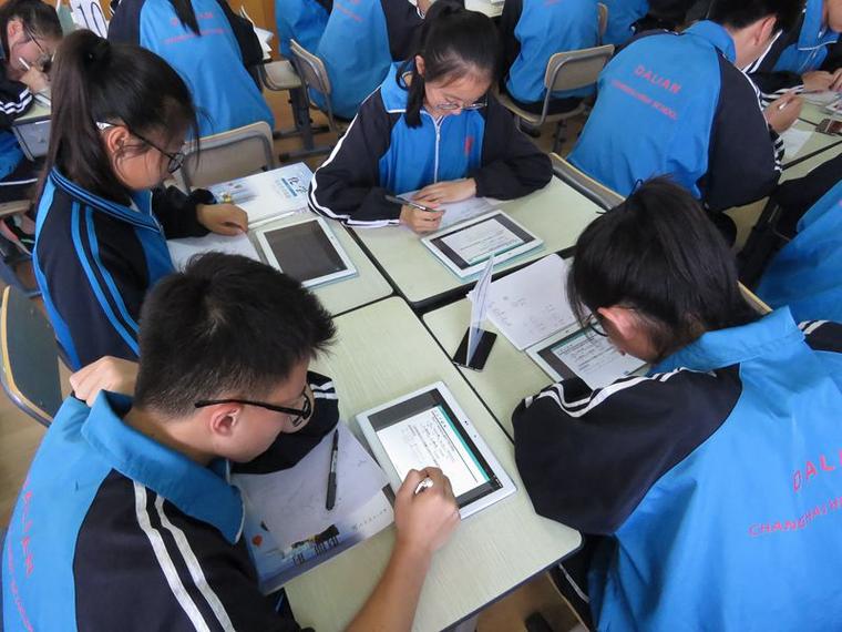 中学生使用平板进行虚拟化学实验操作