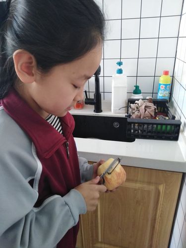 小学生自己削苹果皮特写,生活自理
