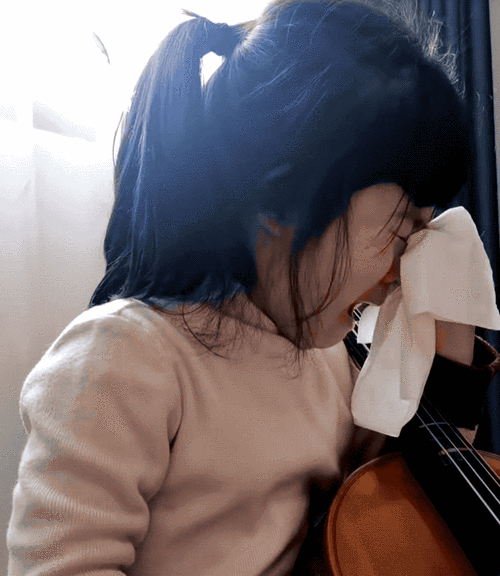 小女孩练钢琴时崩溃哭泣镜头