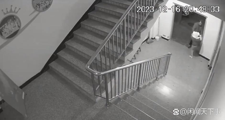小区楼道监控拍的未牵紧伸缩绳扑人现场