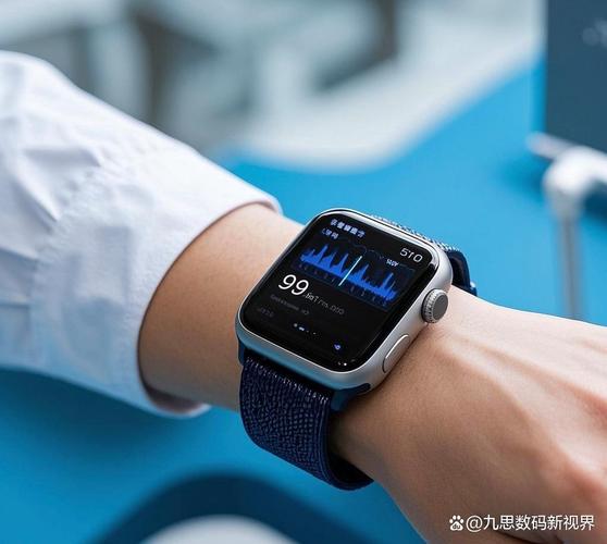 手腕同时佩戴智能手表和运动手环实拍