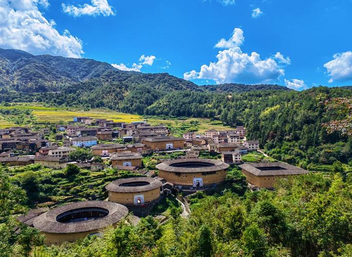 闽西永定初溪土楼群远景