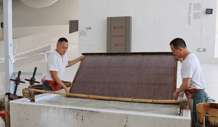 泾县乌溪宣纸捞纸工序竹帘上的湿纸浆