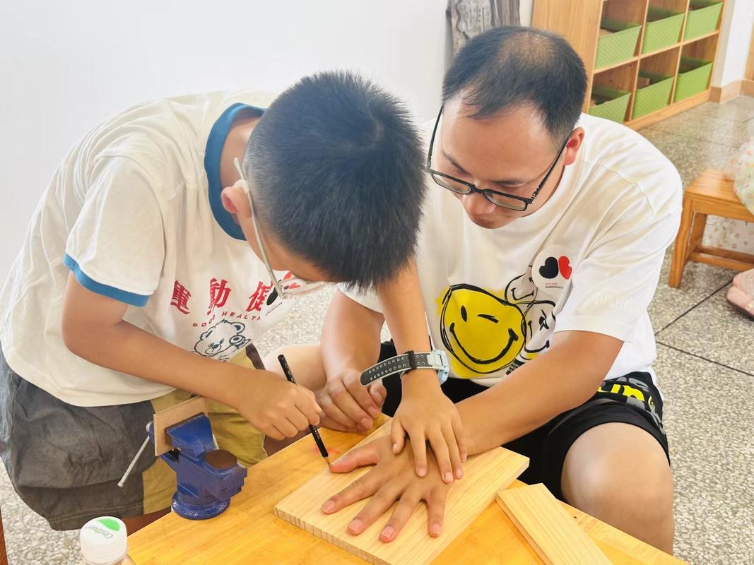 爸爸训练营亲子互动手工活动现场图